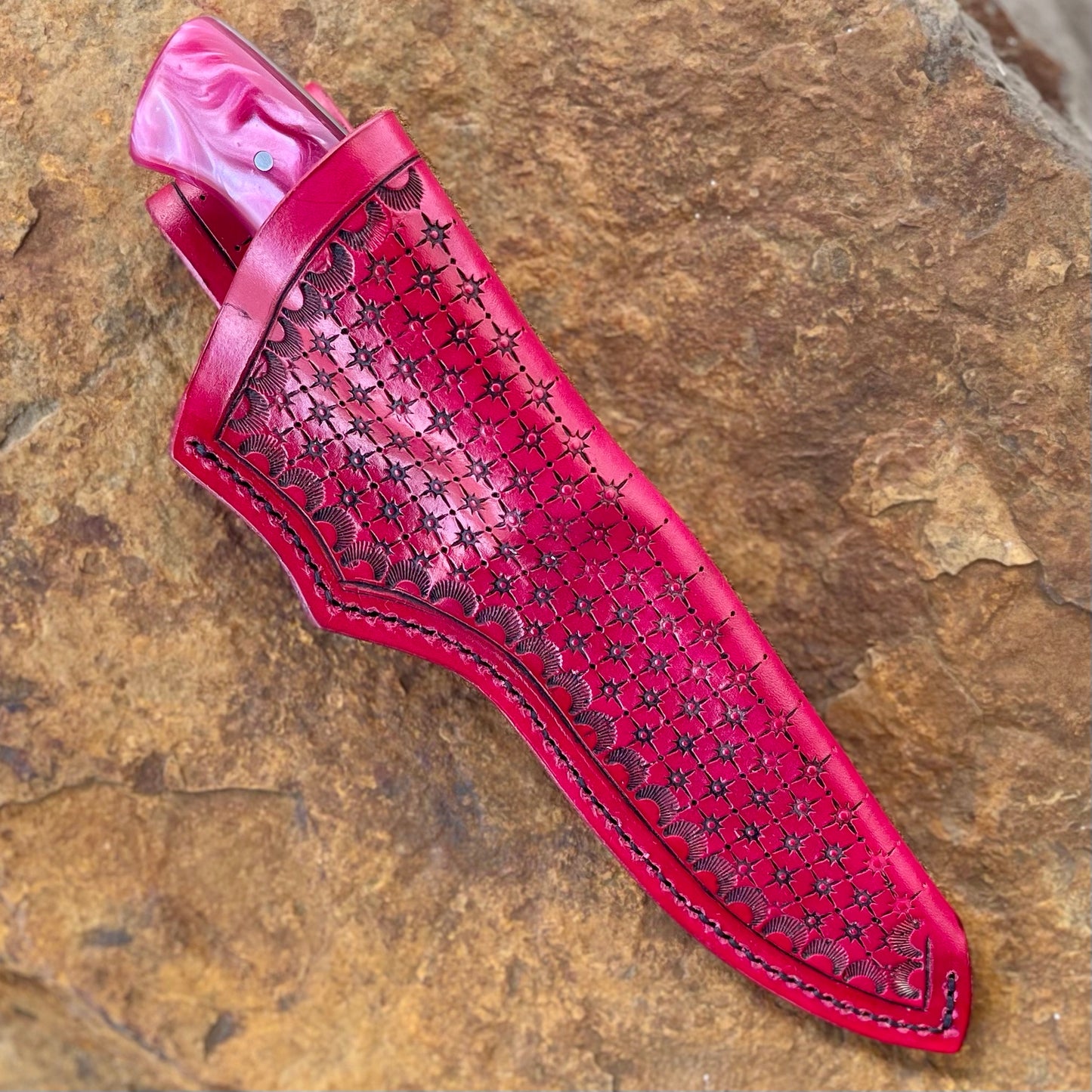 Hunter in 1095 w/ Pink Resin