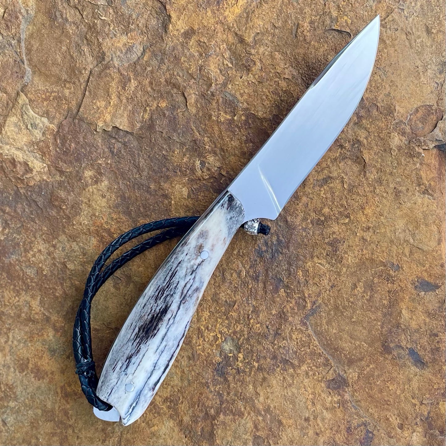 Hunter in 1095 w/ Grey Giraffe Bone