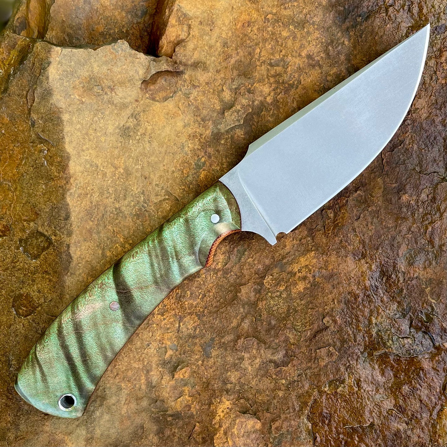 Hunter in CPM154 w/ Green Maple/Micarta Liners