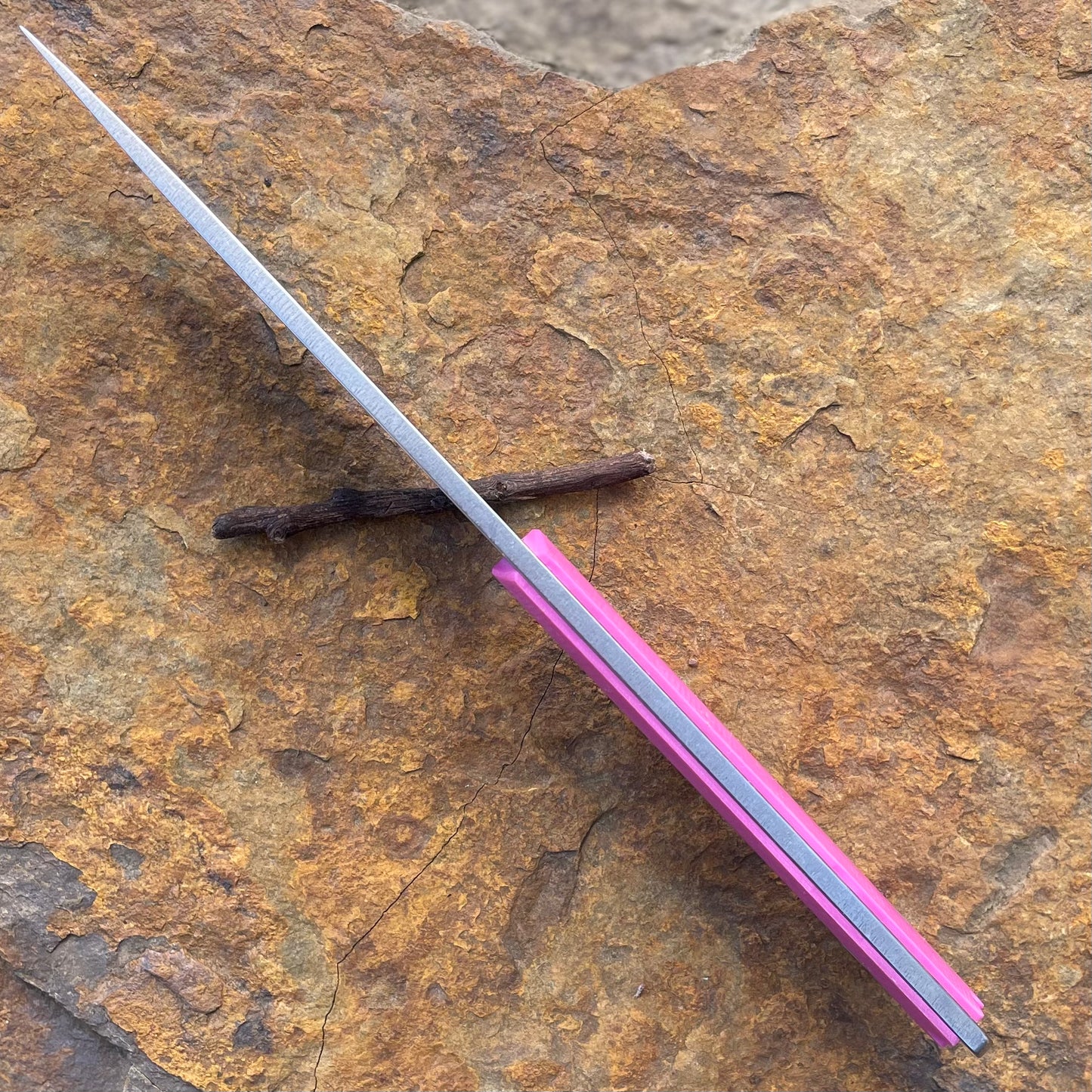 RazOrr 2.0 in Magnacut SS w/ Pink G10