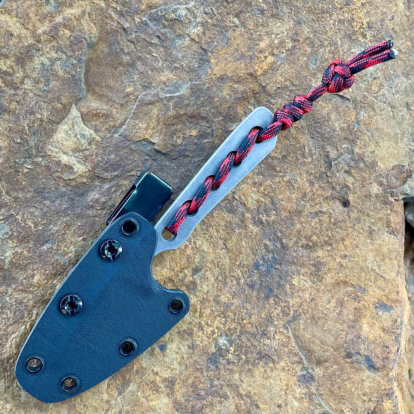 Skelly Scalpel in AEBL w/ Red Paracord