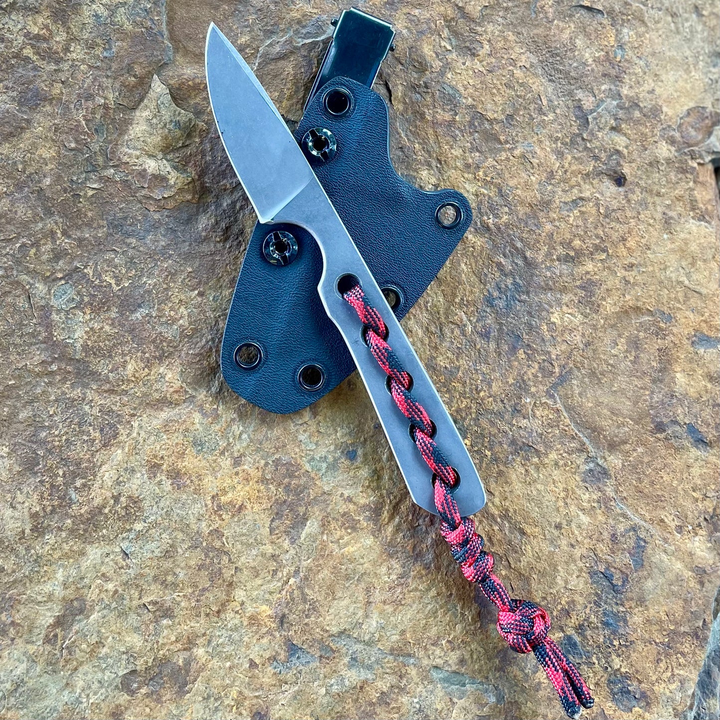 Skelly Scalpel in AEBL w/ Red Paracord
