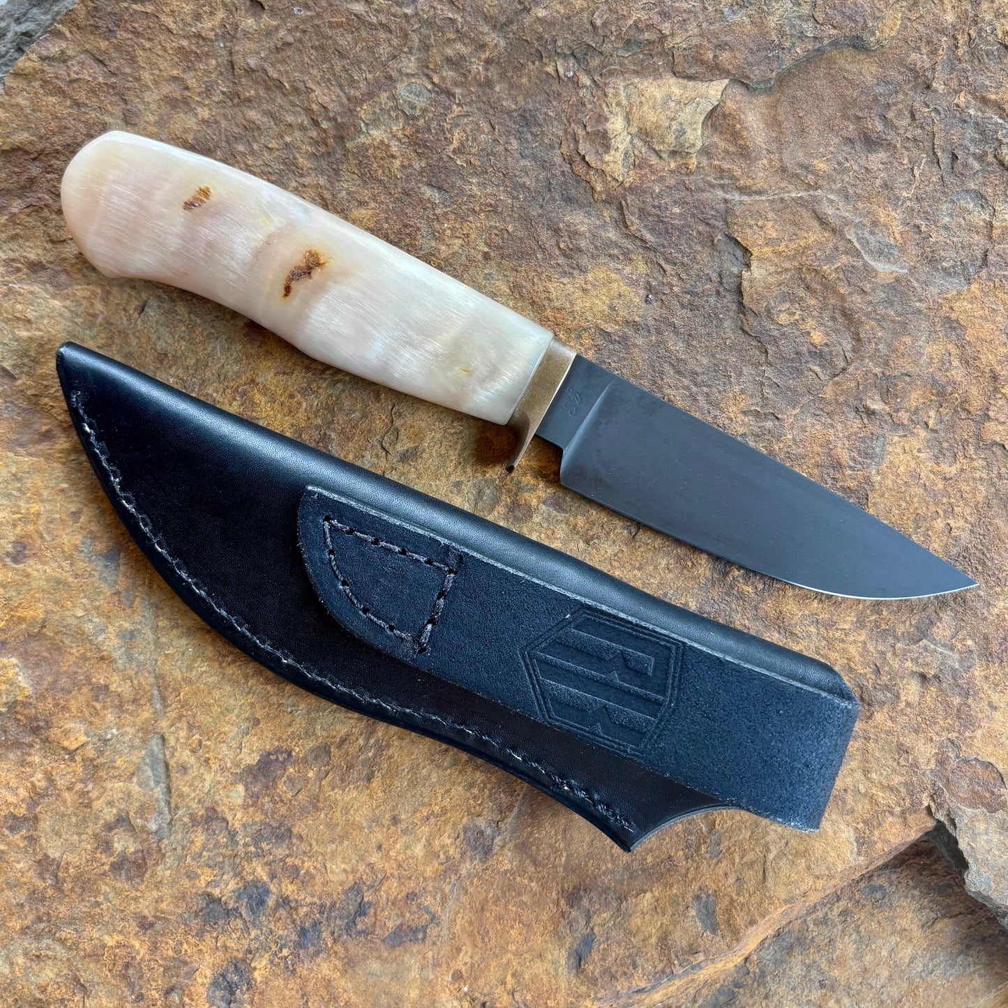 Hunter in Parkerized 80CrV2 w/ Ram Horn
