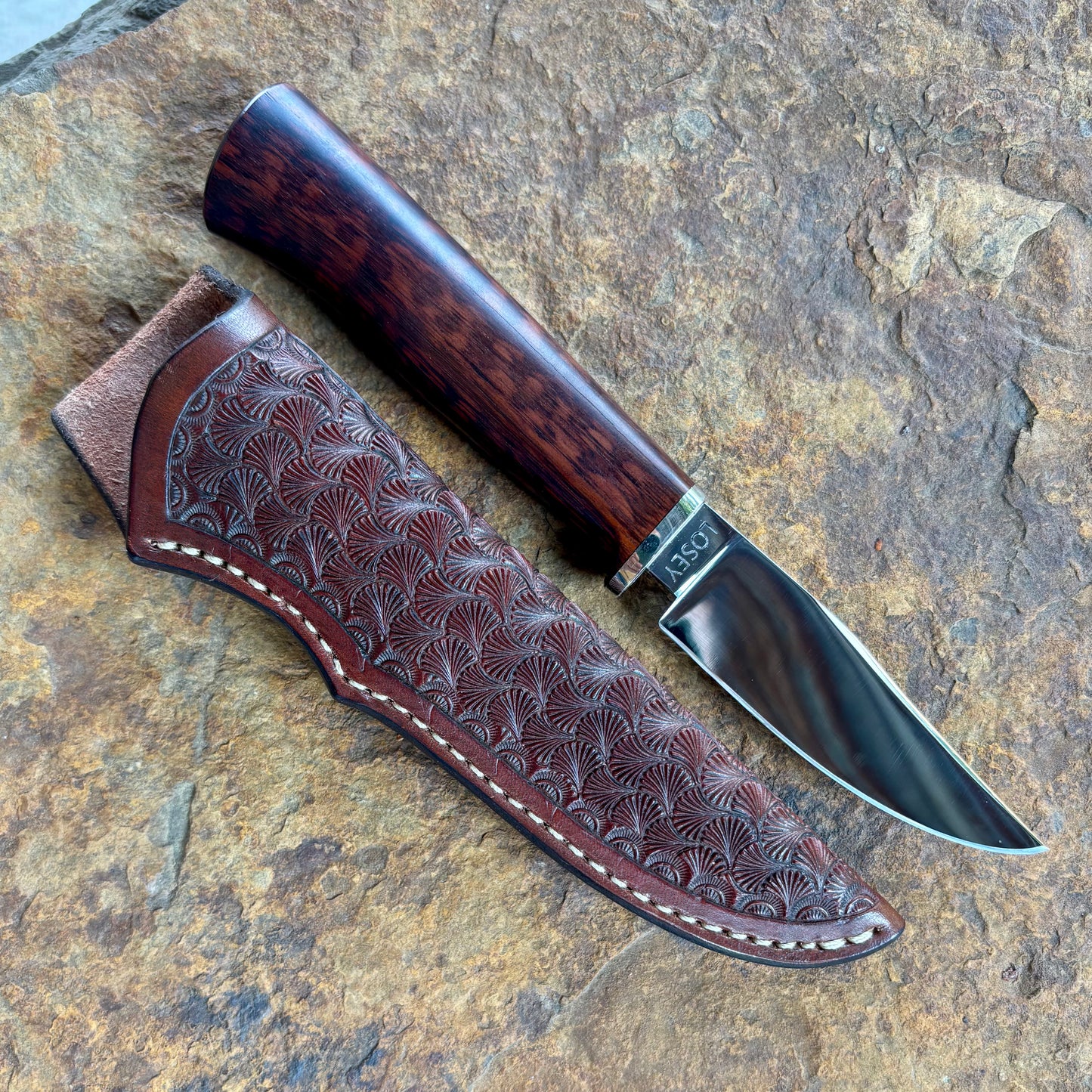 Hunter in 80CrV2 w/ Snakewood